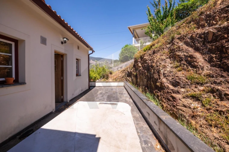 Moradia T3 para Venda em Alvares Foto 39