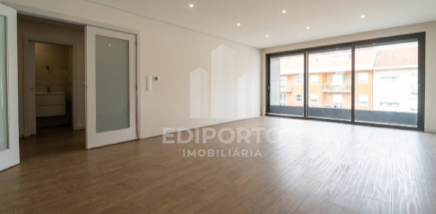 Apartamento T3 para Venda em Cedofeita, Santo Ildefonso, Sé, Miragaia, São Nicolau e Vitória Foto 1