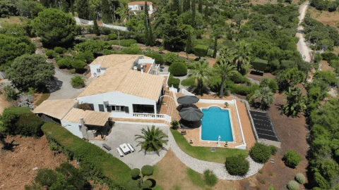 Moradia T4 para Venda em Santa Barbara de Nexe
