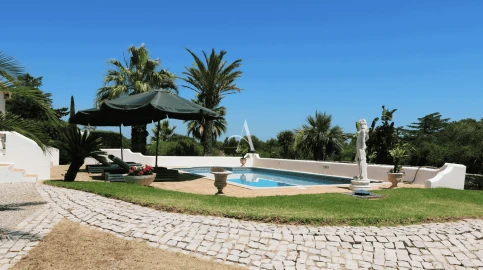 Moradia T4 para Venda em Santa Barbara de Nexe