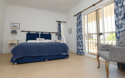 Moradia T4 para Venda em Santa Barbara de Nexe