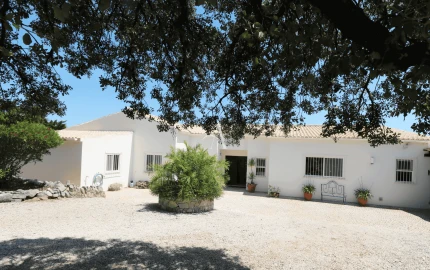 Moradia T4 para Venda em Santa Barbara de Nexe