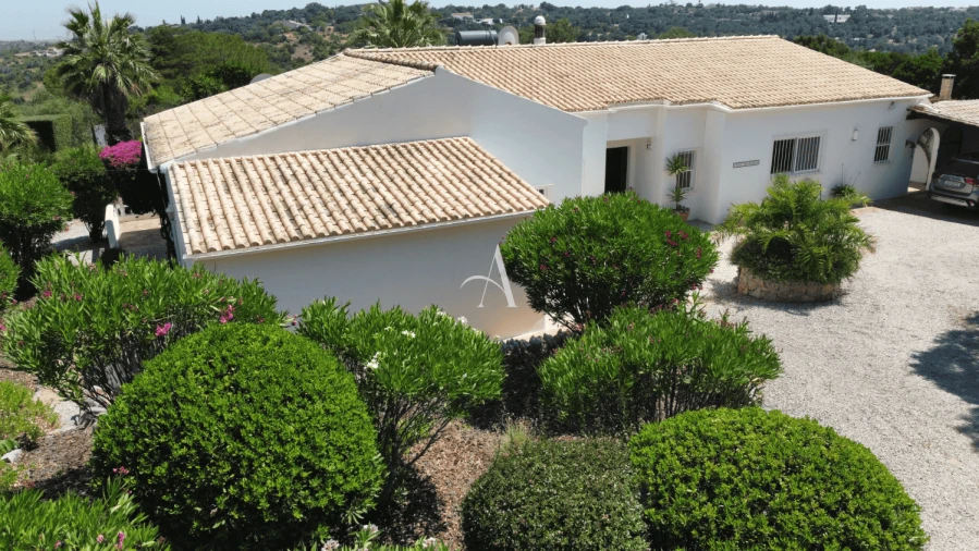 Moradia T4 para Venda em Santa Barbara de Nexe Foto 8