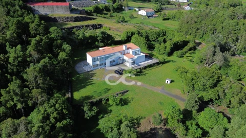 Moradia T6 para Venda em Terra Chã