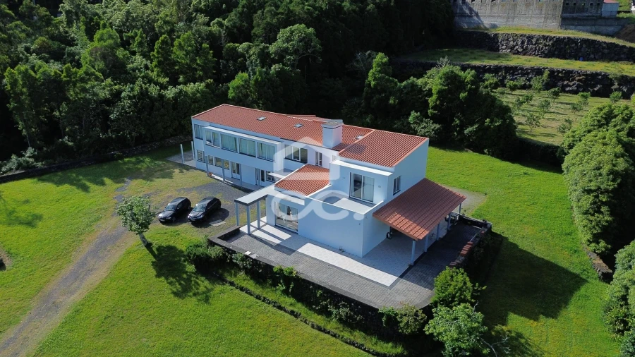 Moradia T6 para Venda em Terra Chã