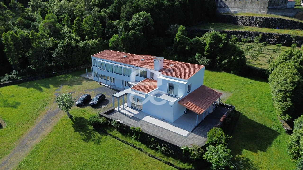 Moradia T6 para Venda em Terra Chã Foto 1