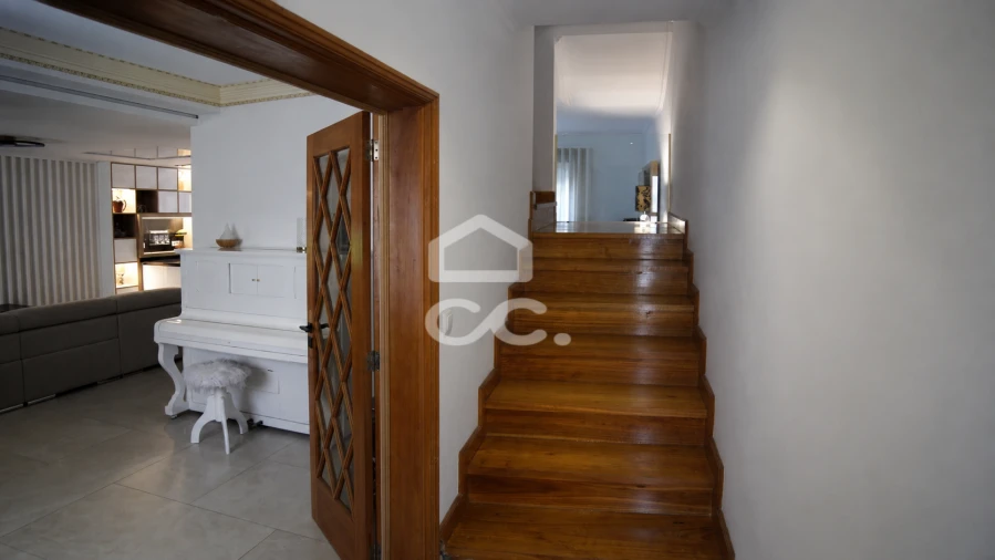 Moradia T4 para Venda em Creixomil Foto 2