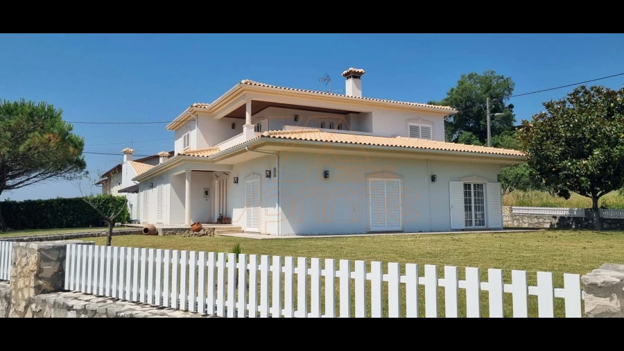 Moradia T7 para Venda em Santa Clara e Castelo Viegas