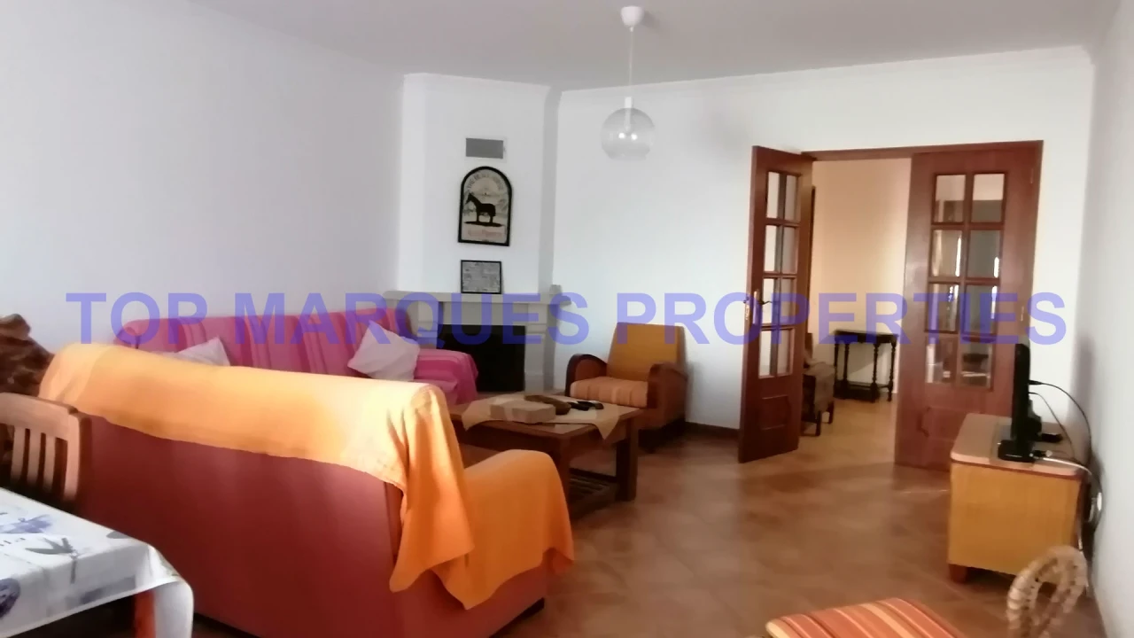 Apartamento T3 para Arrendamento em Quelfes Foto 1