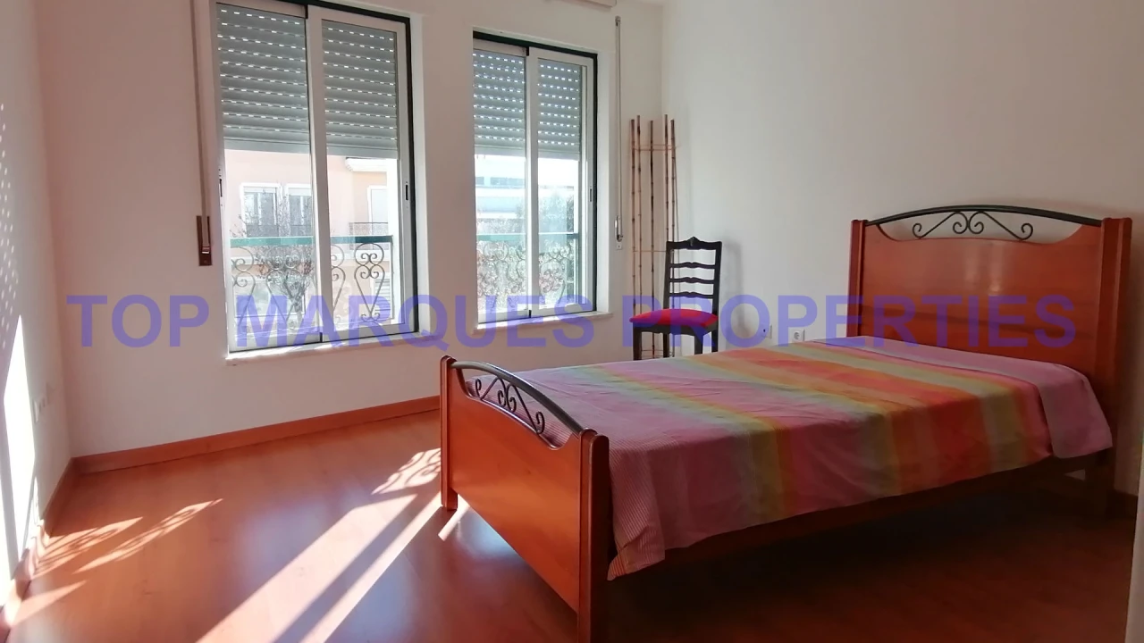 Apartamento T3 para Arrendamento em Quelfes Foto 15