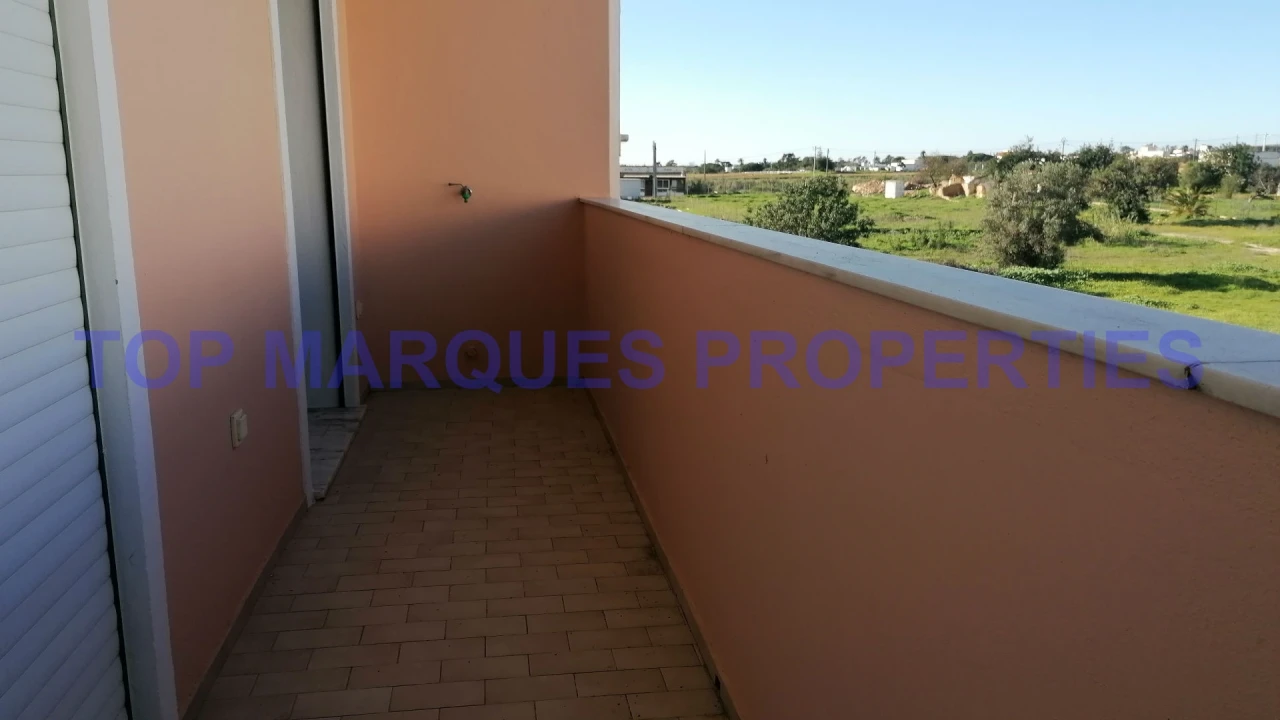 Apartamento T3 para Arrendamento em Quelfes Foto 8
