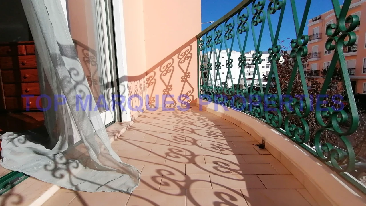 Apartamento T3 para Arrendamento em Quelfes Foto 16