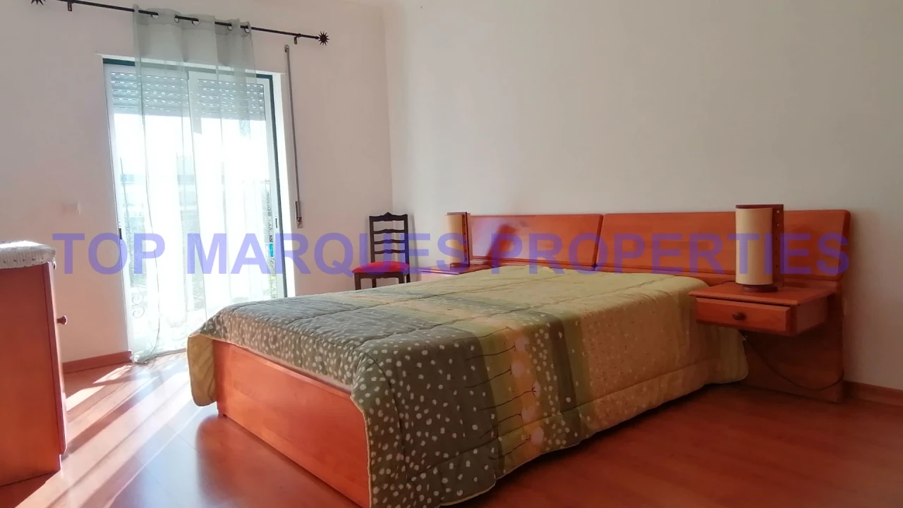 Apartamento T3 para Arrendamento em Quelfes Foto 11