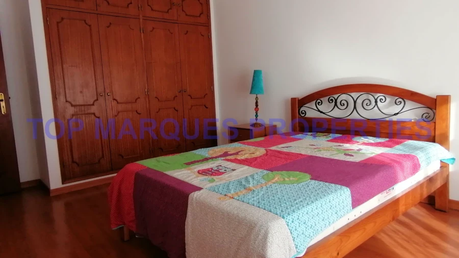 Apartamento T3 para Arrendamento em Quelfes Foto 14
