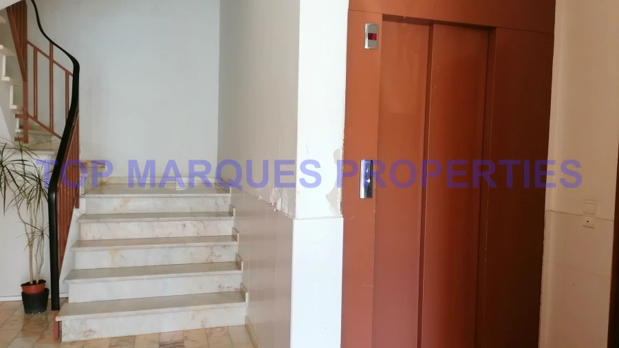 Apartamento T3 para Arrendamento em Quelfes Foto 17