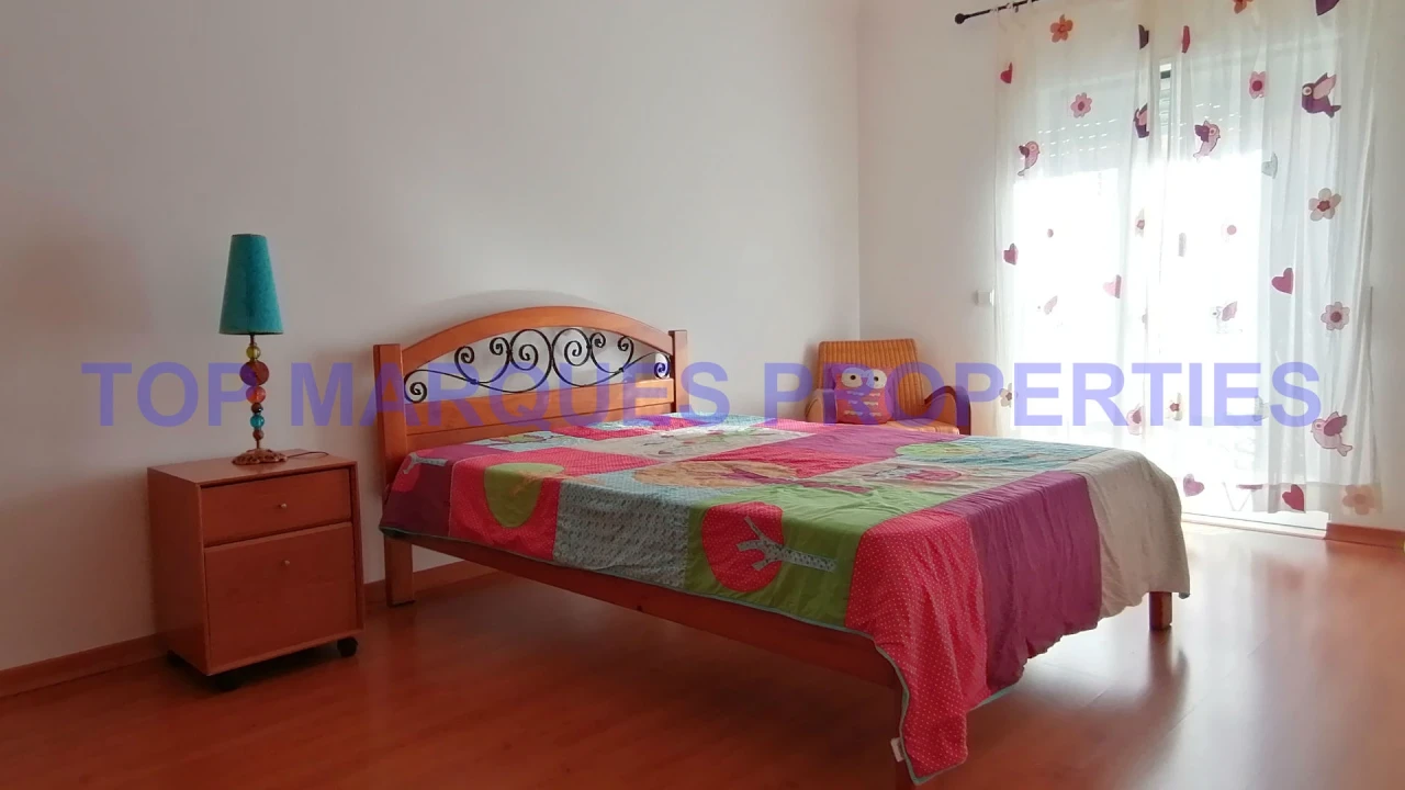 Apartamento T3 para Arrendamento em Quelfes Foto 13