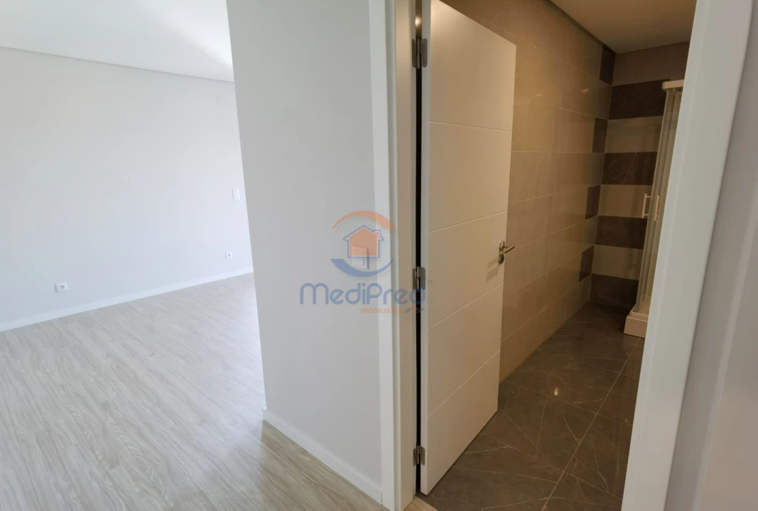 Apartamento T2 para Venda em Pontinha e Famões Foto 11