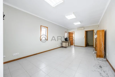 Moradia T5 para Venda em Creixomil e Mariz