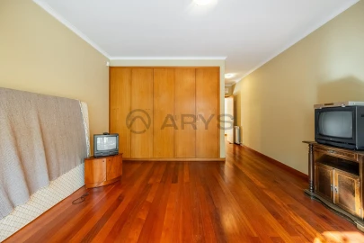 Moradia T5 para Venda em Creixomil e Mariz