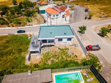 Moradia T3 para Venda em Maxial e Monte Redondo