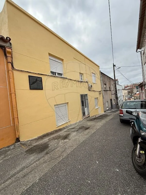Prédio para Venda em Camarate, Unhos e Apelação