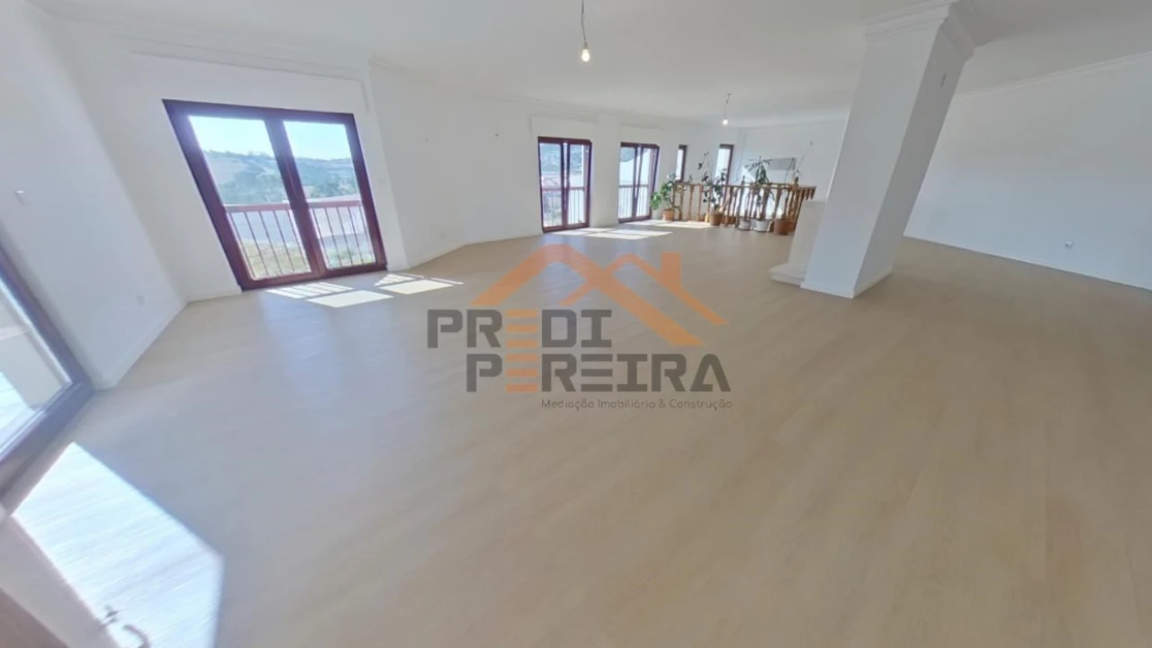 Apartamento T3 para Venda em Casal de Cambra Foto 1