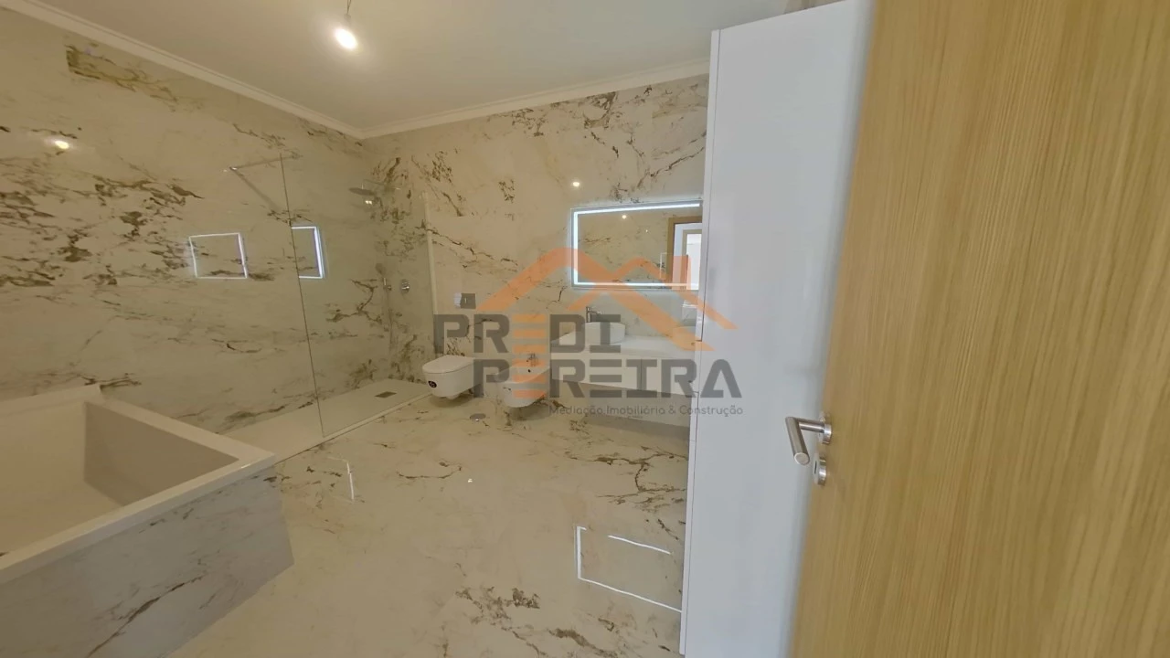 Apartamento T3 para Venda em Casal de Cambra Foto 47