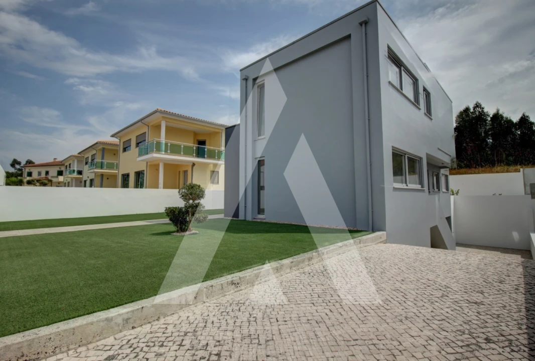 Moradia T4 para Venda em Lavos Foto 3
