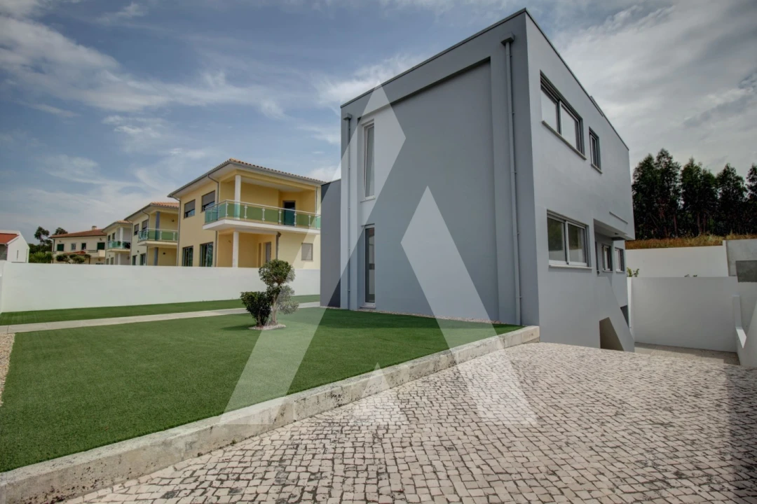 Moradia T4 para Venda em Lavos Foto 11