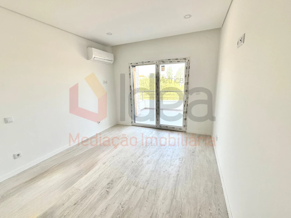 Apartamento T3 para Venda em Seixal, Arrentela e Aldeia de Paio Pires Foto 14