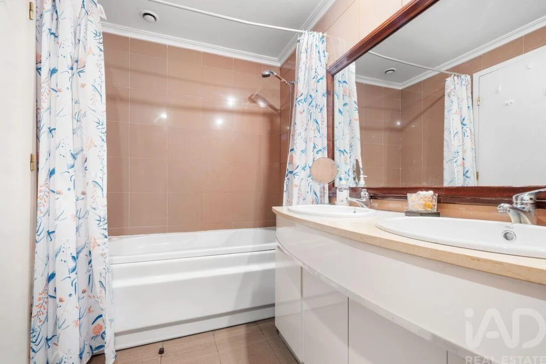 Apartamento T2 para Arrendamento em Funchal (Santa Maria Maior) Foto 11
