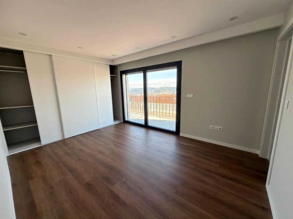 Moradia T5 para Venda em Santo Antonio dos Olivais Foto 16