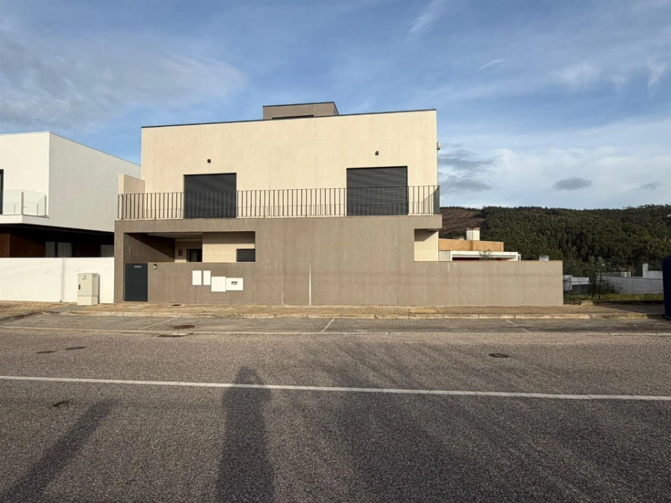Moradia T5 para Venda em Santo Antonio dos Olivais Foto 2