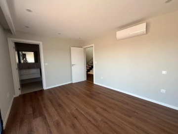 Moradia T5 para Venda em Santo Antonio dos Olivais