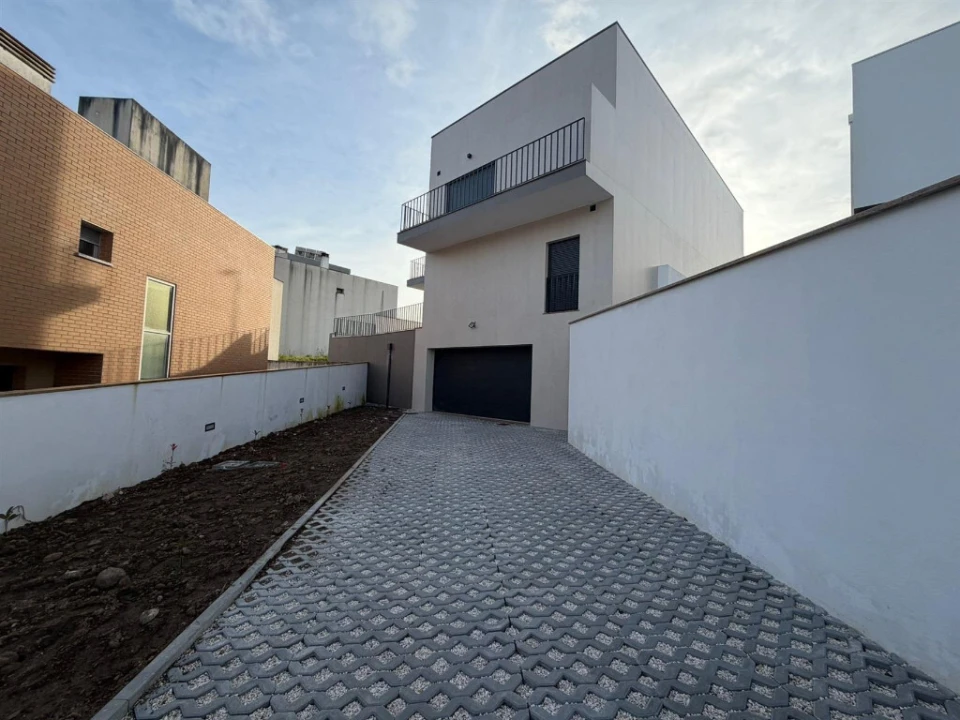 Moradia T5 para Venda em Santo Antonio dos Olivais Foto 3