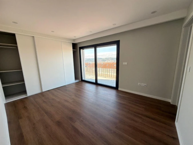 Moradia T5 para Venda em Santo Antonio dos Olivais Foto 16