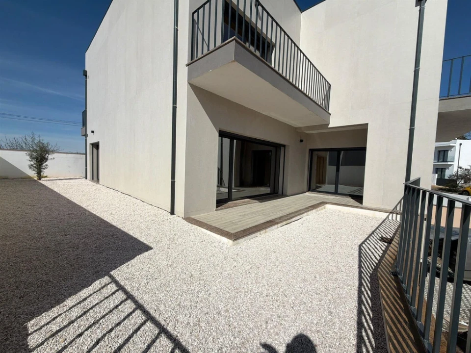 Moradia T5 para Venda em Santo Antonio dos Olivais Foto 1