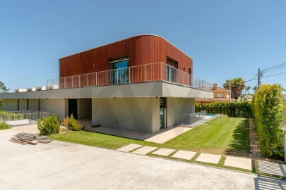 Moradia T5 para Venda em Corroios