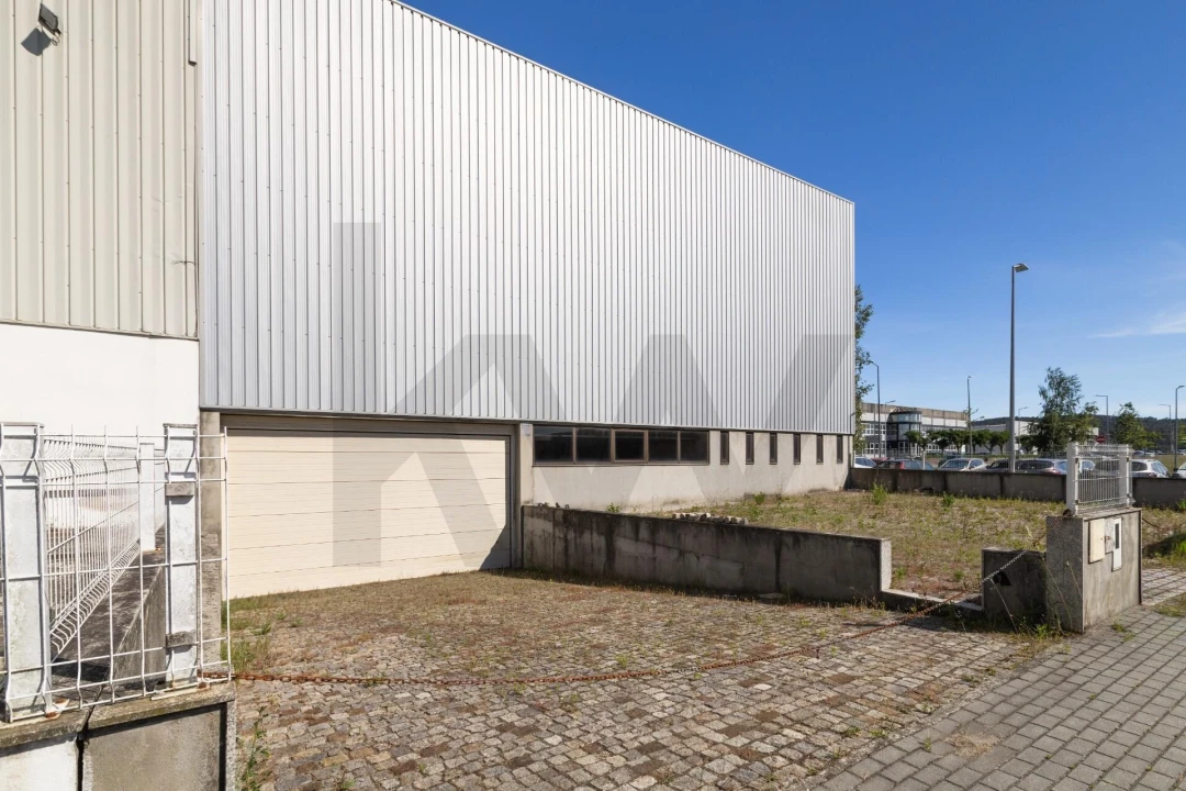 Armazém para Arrendamento em Santo Tirso, Couto (Santa Cristina e São Miguel) e Burgães Foto 1