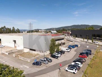 Armazém para Arrendamento em Santo Tirso, Couto (Santa Cristina e São Miguel) e Burgães