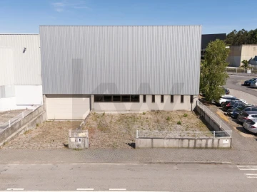 Armazém para Arrendamento em Santo Tirso, Couto (Santa Cristina e São Miguel) e Burgães