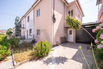 Moradia T4 para Venda em Santo Antonio dos Olivais