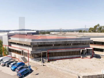 Armazém para Arrendamento em Santo Tirso, Couto (Santa Cristina e São Miguel) e Burgães