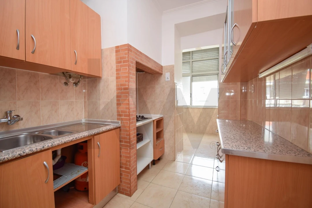 Apartamento T2 para Venda em Campolide Foto 8