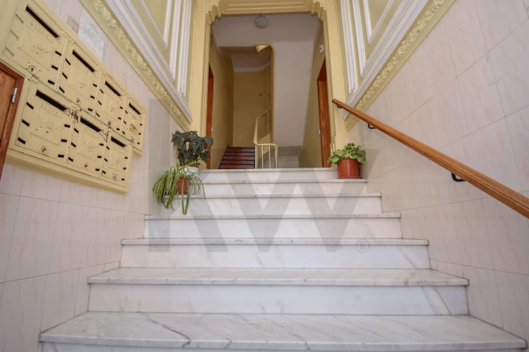 Apartamento T2 para Venda em Campolide Foto 2