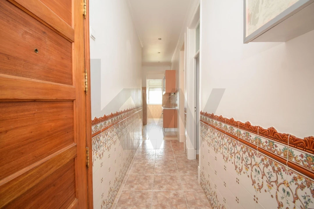 Apartamento T2 para Venda em Campolide Foto 3