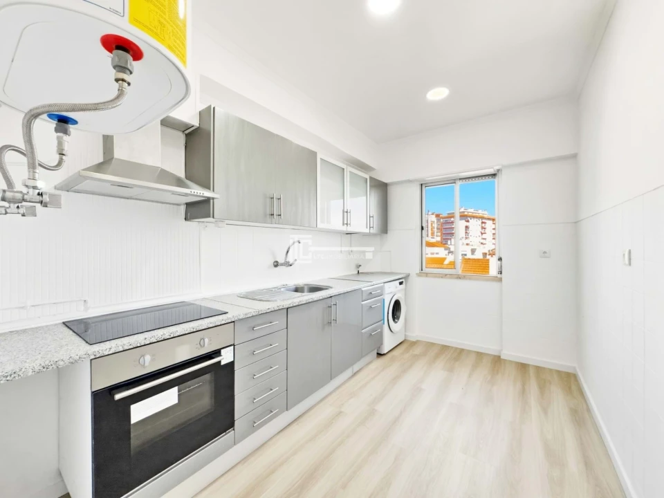 Apartamento T2 para Venda em Sacavém e Prior Velho Foto 3