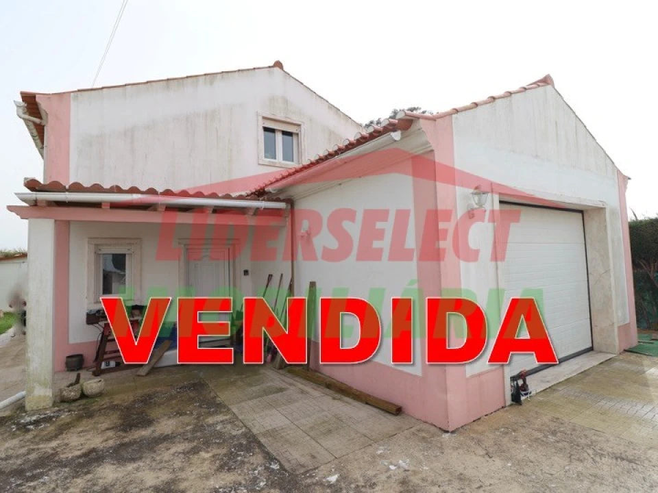 Moradia T1 para Venda em Encarnação Foto 1
