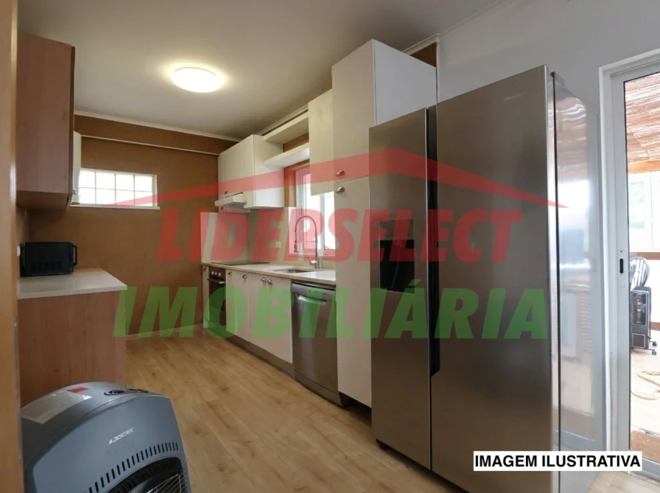 Moradia T1 para Venda em Encarnação Foto 2