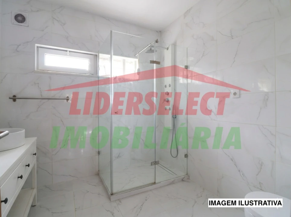 Moradia T1 para Venda em Encarnação Foto 4